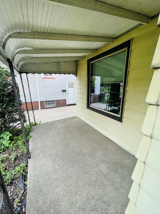 Building Photo - 3 Bed 2 Bath Bungalow right next to golf c...