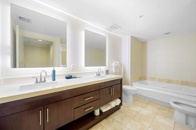 Building Photo - 17375 Collins Ave