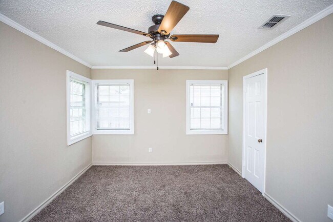 Building Photo - "Charming 3-Bedroom Home on 31st with Gleaming Hardwood Floors and 2 Full Baths!"