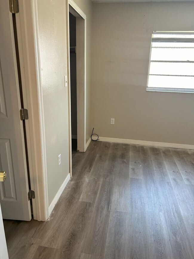Building Photo - Gated Community 1 Bedroom 1.5 Bath Near Do...