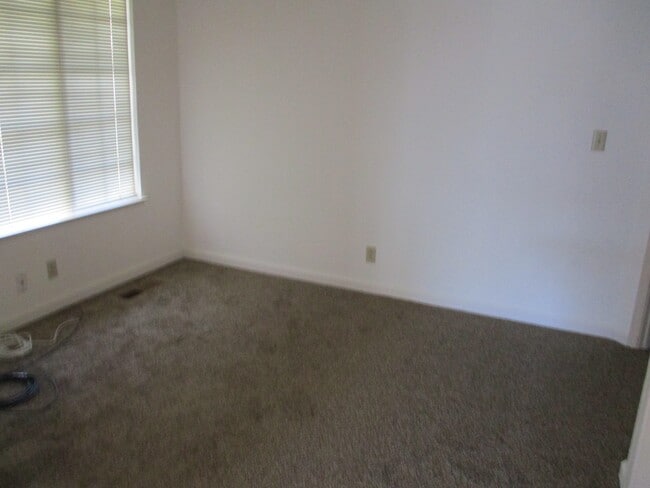 Building Photo - Single Family Home walking Distance to the...