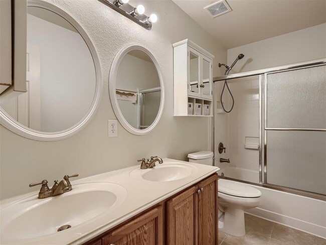 Building Photo - 215 Spruce Dr