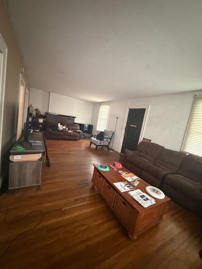 Building Photo - 620 E Delmar St