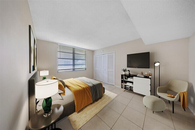 Building Photo - 2601 S Palm Aire Dr