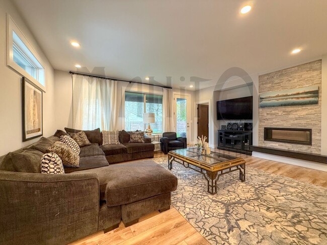 Building Photo - Spacious South Hill Home
