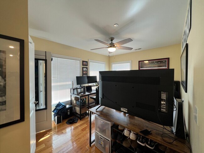 Building Photo - 118 Holland St