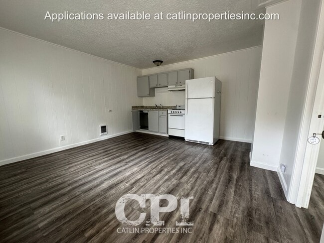 Building Photo - 1102 1/2 N. 2nd- Kelso, WA