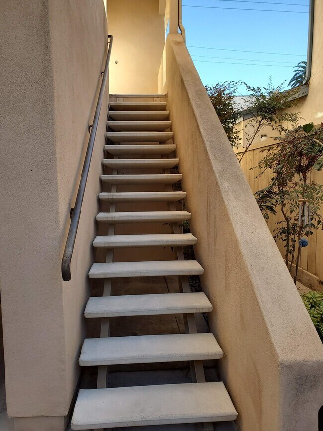 Building Photo - 2 story condo with private balcony & roof deck - blocks from the Beach