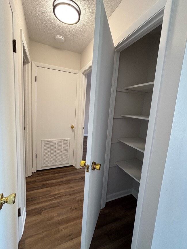 Building Photo - 1313 Ireland Dr