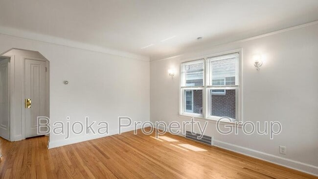 Building Photo - 1074 Moran Ave