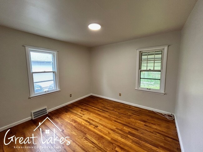 Building Photo - Beautiful 3 Bedroom 1 Bathroom now availab...