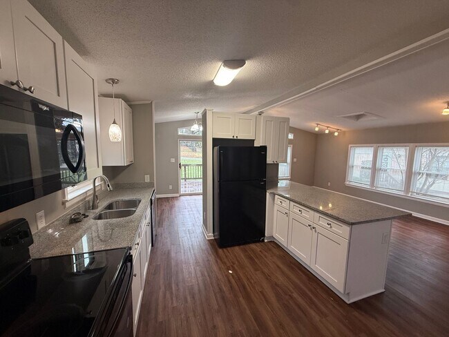 Building Photo - **Renovated**2 bed 2 bath home