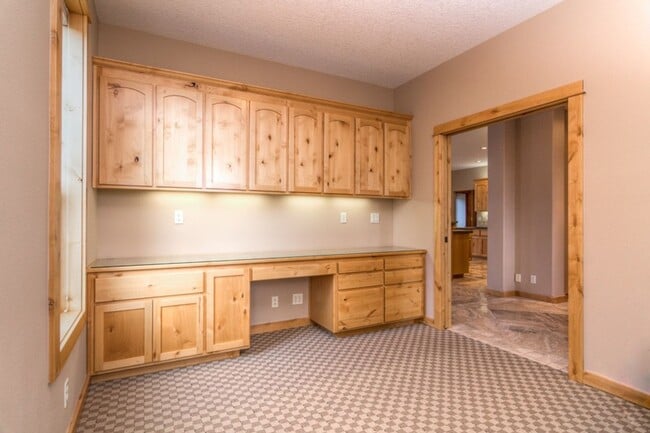 Building Photo - Award-winning, custom-built home in the highly-desired Cascade View Estates