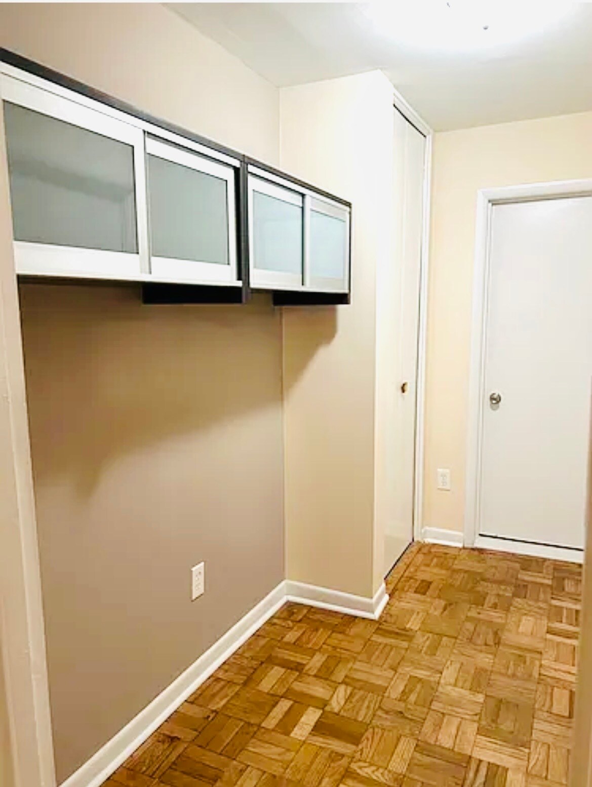 Hallway could be used as office space - 10506 Weymouth St