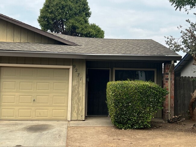 Building Photo - MARCH MOVE IN SPECIAL!! UPDATED 3 BEDROOM DUPLEX IN SACRAMENTO!