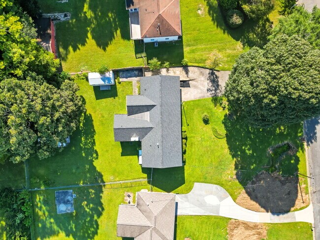 Building Photo - 107 Douglas Dr SE