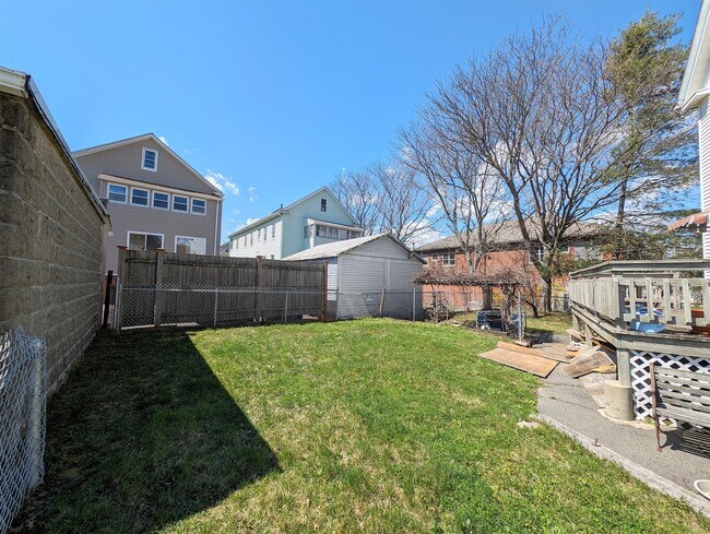 Building Photo - 489 Main St