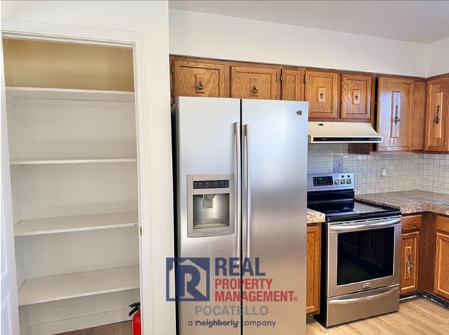 Building Photo - 4 bed 3 bath house - 2 car garage - RV parking