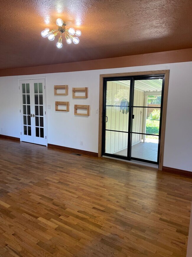 Building Photo - $300 OFF 1st Month's RENT!! - East Medford...