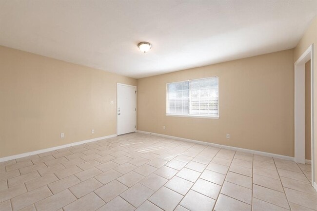 Building Photo - 7300 Twin Crest Dr