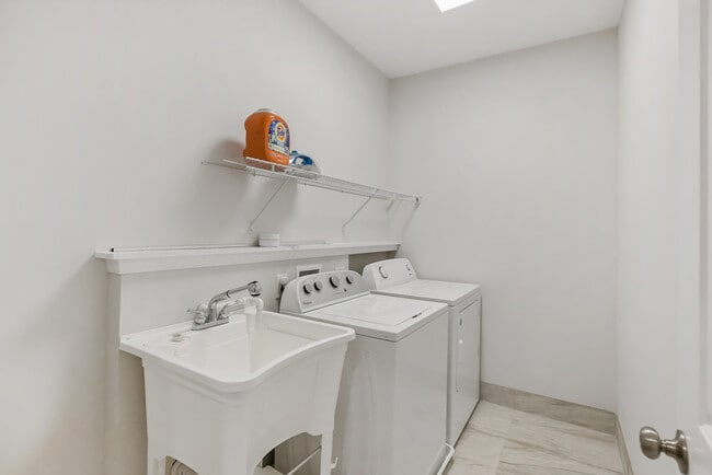 Building Photo - 4400 Weyburn Dr