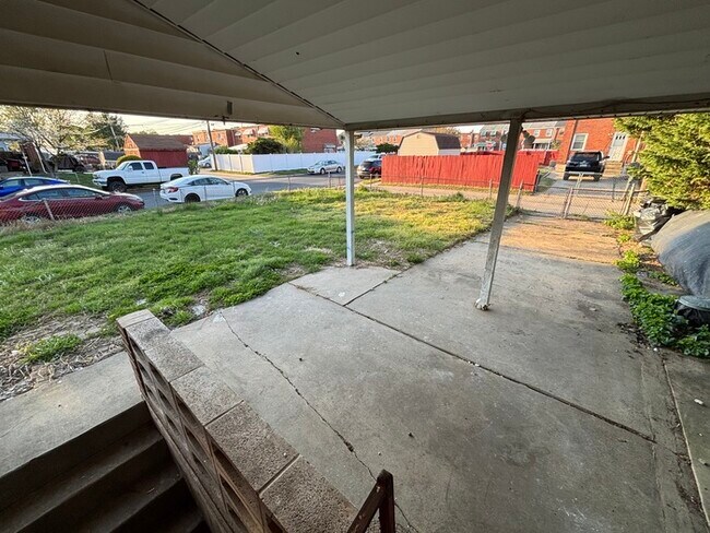 Building Photo - 3 bedroom 2 bathrooms