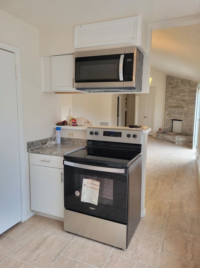 Building Photo - One story, 3 bedroom duplex available!