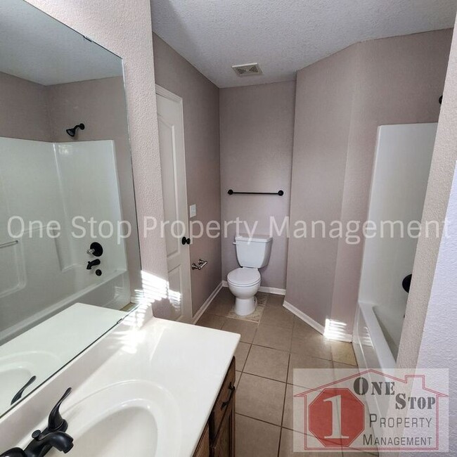 Building Photo - Generously Sized 3 bedroom, 2.5 bathroom i...