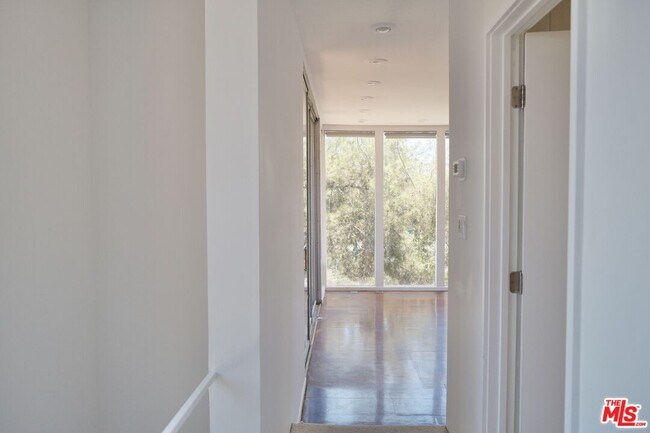 Building Photo - 4884 Glenalbyn Dr