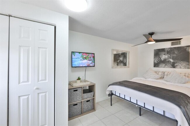 Building Photo - 2575 S Himes Ave