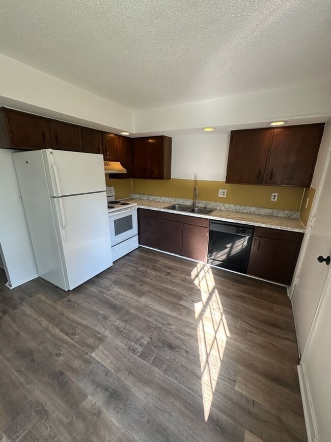 Building Photo - Freshly Renovated - 2 Bedroom | Pet Friendly