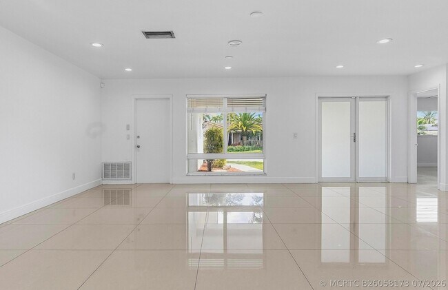 Building Photo - 2910 NE 40th Ct