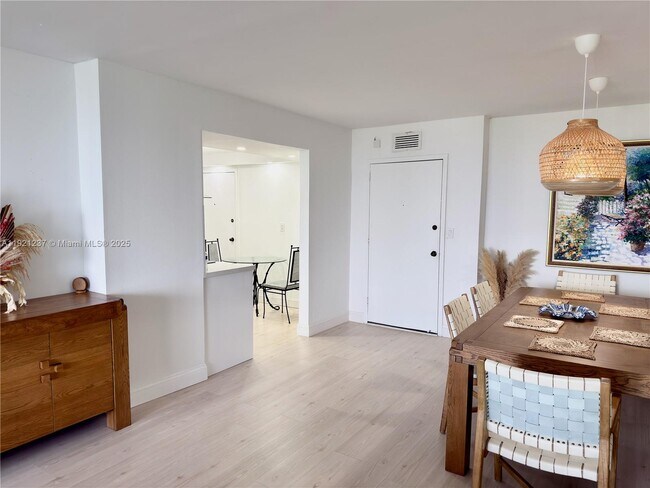 Building Photo - 3140 S Ocean Dr