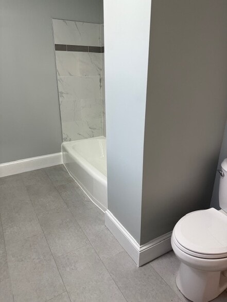 Full Bath - 49 Federal St