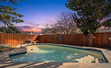 Building Photo - 2212 Parkhaven Dr