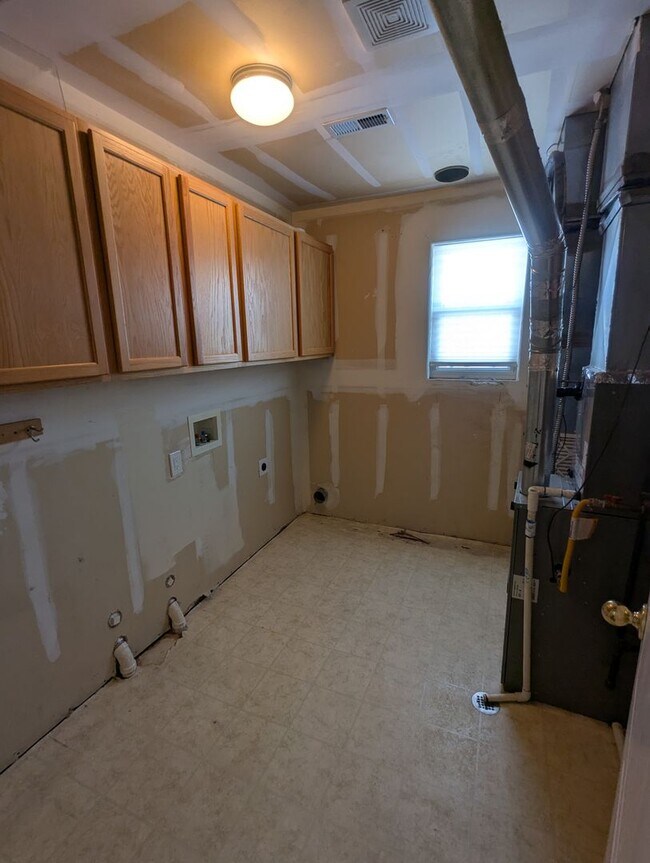 Building Photo - AWESOME 3-BDRM, 3-BATH, 4-LEVEL HOME AVAILABLE FOR IMMEDIATE OCCUPANCY IN
