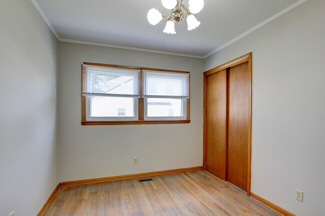 Building Photo - 104 W McReynolds Dr