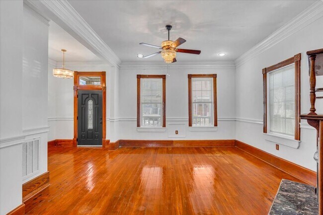 Building Photo - Beautiful 4 bedroom home downtown