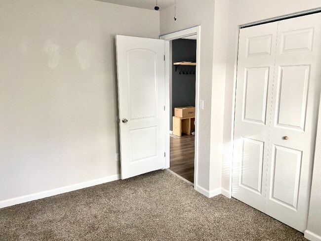 Building Photo - 305 Redwood Dr