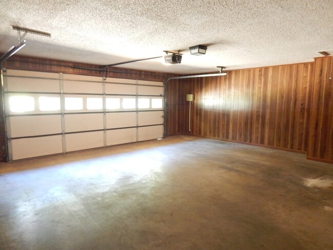 Building Photo - Gorgeous 3 Bedroom Home w/Workshop in Tyler!