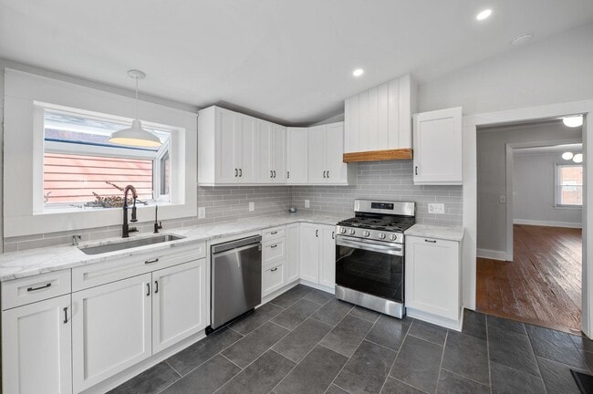 Building Photo - 3 Bedroom, 2 Bathroom Cottage In the Heart of Downtown Wilmington