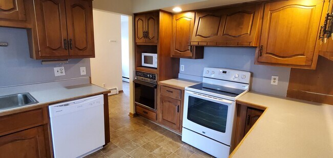 Building Photo - LARGE HOME WITH BEAUTIFUL VIEWS OF BOTH GRAND TRAVERSE BAYS