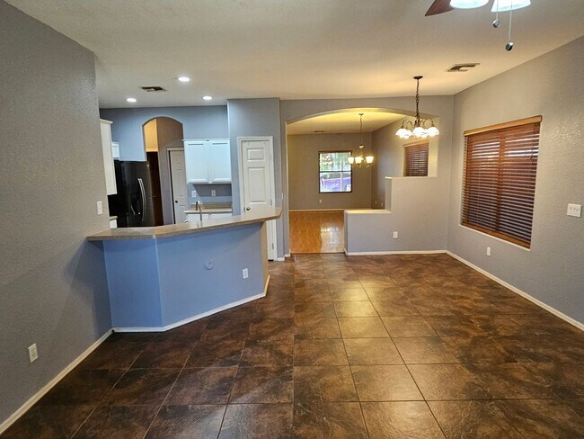 Building Photo - Great 1670 sq ft 4 bd 2 bathroom home in l...