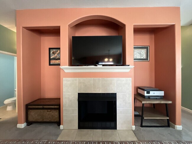 Building Photo - Well-Designed Condo with Dual Primary Suites, Vaulted Ceilings & Community Clubhouse