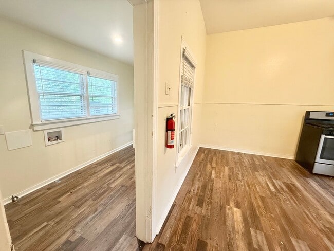 Building Photo - 3 bed/1 bath Duplex