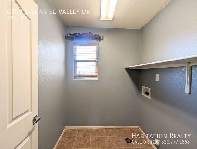 Building Photo - Deluxe Two-Story 3 Bedroom, 3 Bathroom Hom...