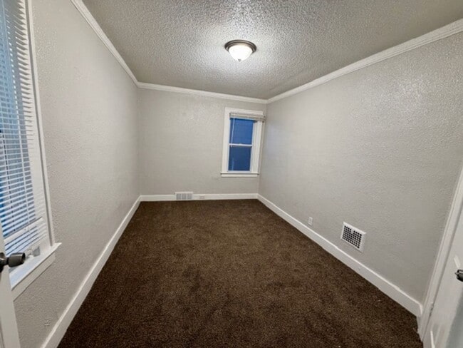 Building Photo - 3 bedroom 1 bath for lease- Section 8 ready