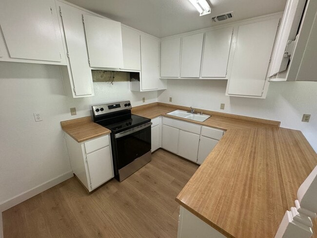 Building Photo - 3 bedroom 2 bathroom | Half Plex House in ...