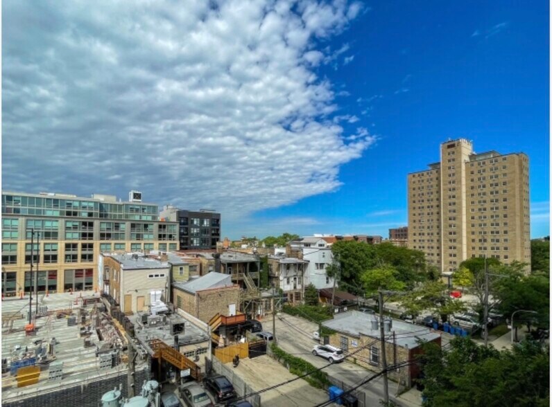 Building Photo - 3232 N Halsted St