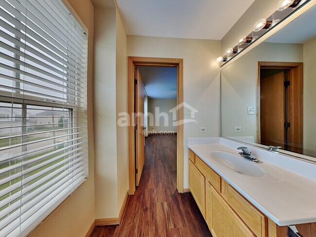 Building Photo - 5311 Meadowbrook St